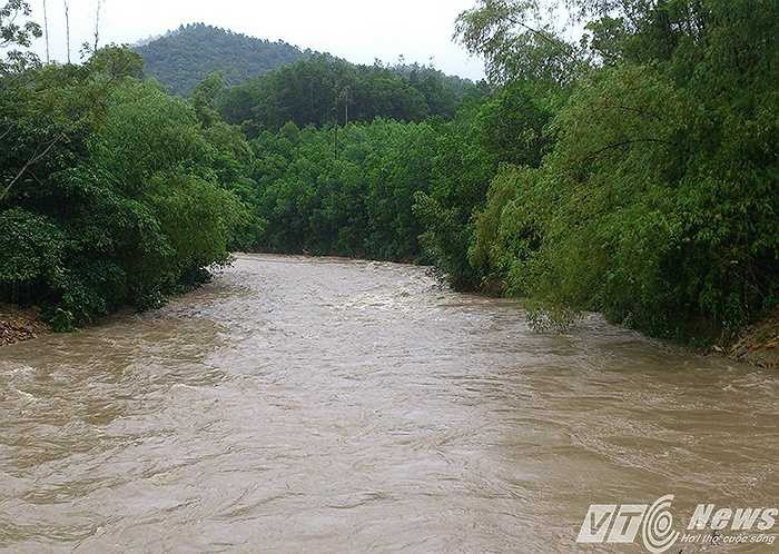 Chiều ngày 2/8, nước trên thượng nguồn các con sông, con suối khu vực Yên Tử tiếp tục đổ về.