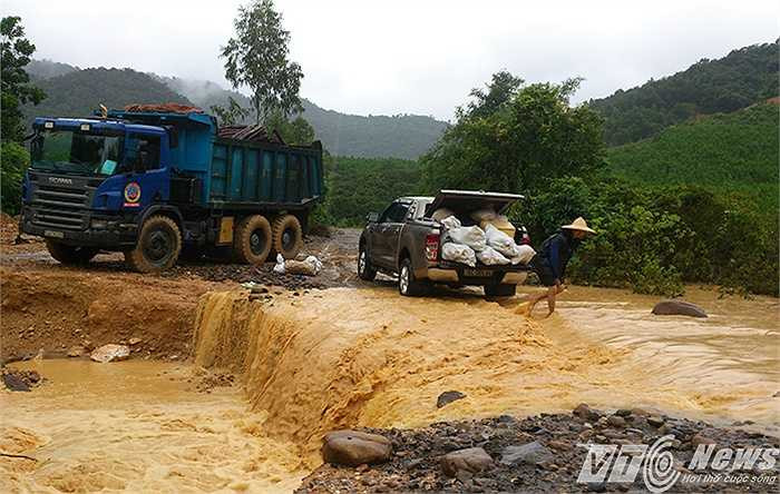 Tại đập vượt lũ suối Khe Sâu, phường Khe Sú (đường vào khai trường Công ty than 91 - Than Đông Bắc) bị nhập nặng, sạt lở, chia cắt.