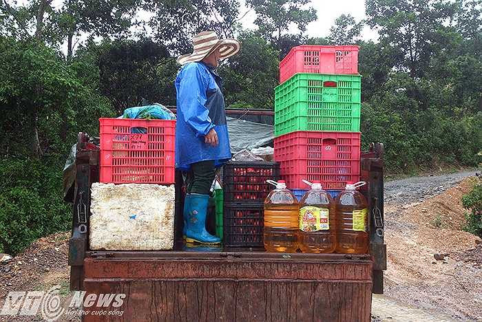 Xe vận chuyển lương thực, thực phẩm phải dừng lại, chuyển tiếp sang phương tiện khác.