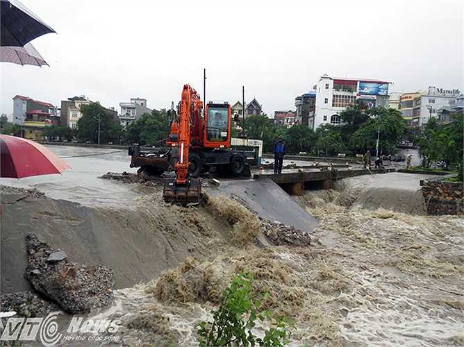 Chính quyền TP Uông Bí phải chỉ đạo lực lượng chức năng phá đập cứu dân.