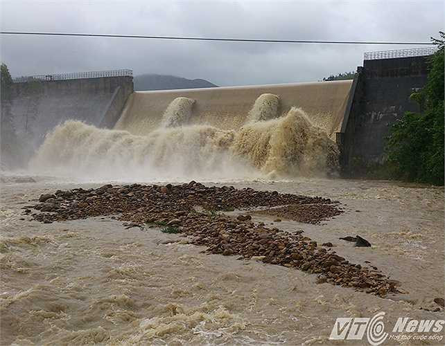 Đập tràn Đá Trắng thôn Trung Lương, xã Tràng Lương, thị xã Đông Triều, nước lụt tràn về như thủy điện sông Đà xả lũ.