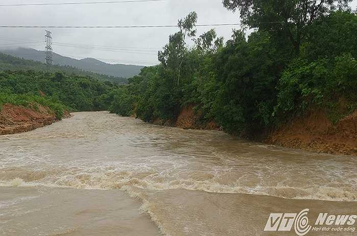 Khiến con suối phía hạ lưu nước cuồn cuộc chảy, xoáy mạnh gây sạt lở hai bên.