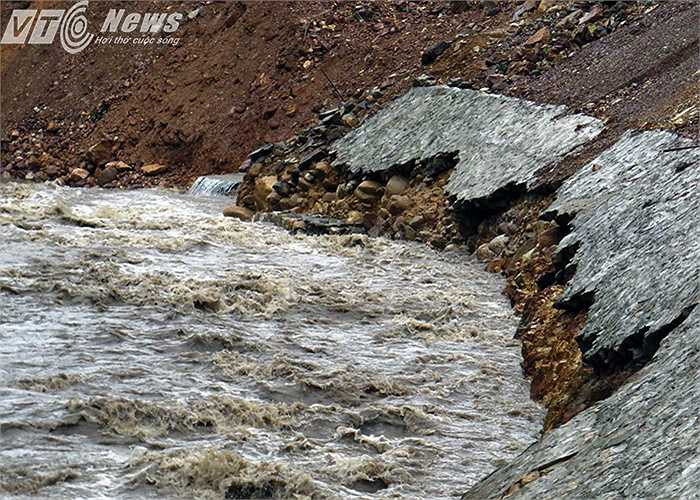 Tuyến đường vào chùa Hồ (thị xã Đông Triều) đang được thi công, có nhiều đoạn mới thi công xong đã bị sạt lở.
