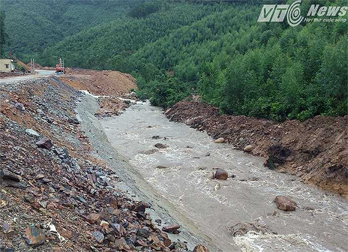 Nước mưa từ thượng nguồn tiếp tục chạy mạnh.