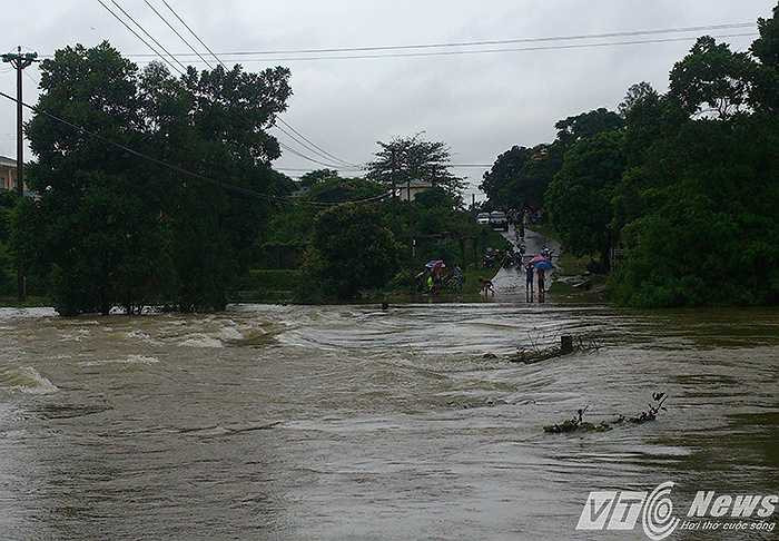 Tại khu vực đập tràn Bến Trâu, thôn Phú Ninh, xã Bình Khê, thị xã Đông Triều (tỉnh lộ 336 từ Yên Tử đi thị xã Đông Triều), nước thượng nguồn dâng cao, khiến khu vực này hồi 8h sáng dâng cao 3-4m. Thời điểm 16h30 vẫn còn dâng cao 1,2m.