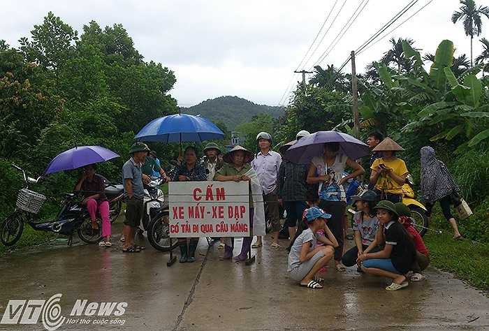 Hai bên đầu đường, các lực lượng chức năng phải cắm biển cấm và cắt cử lực lượng túc trực, không để người dân vượt qua điểm nguy hiểm này.