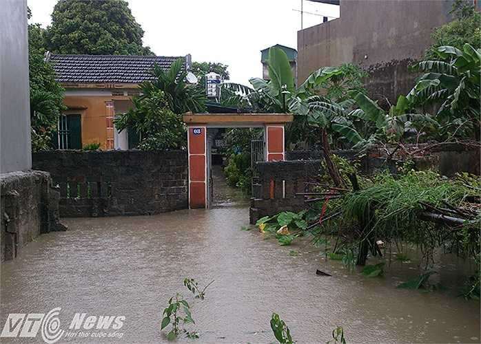 Nhiều nhà dân hai bên hồ bị ngâm trong nhiều giờ.