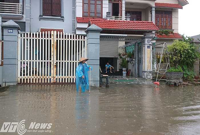 Sau khi nước rút dần, người dân đã tranh thủ thau rửa bùn đất tràn vào nhà dân.