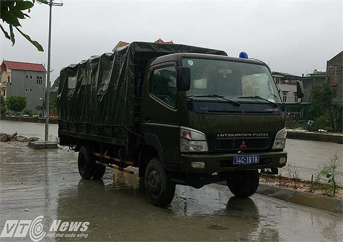 Xe đặc chủng cùng với lực lượng chức năng chốt tại các điểm yếu để sẵn sàng cứu hộ khi có tình huống xấu xảy ra.