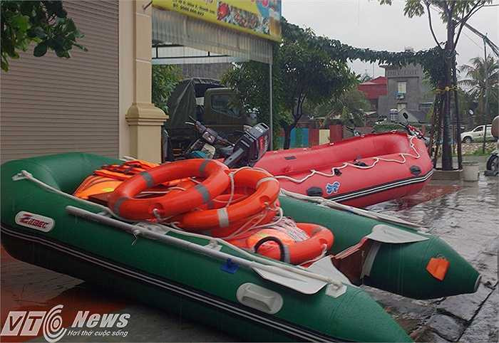 Các loại xuồng, phao cứu hộ cũng được chuẩn bị chu đáo.