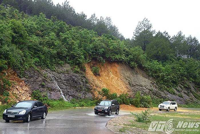 Đường vào khu danh thắng Yên Tử đã xảy ra sạt lở nhiều điểm do nước từ trên núi đổ xuống thư thác.