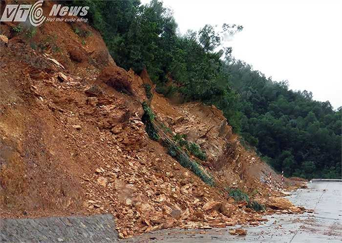 Cây cối, đất đá sạt lở xuống hai bên đường.