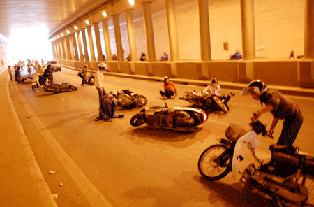 Đi xe máy an toàn trong trời mưa bão