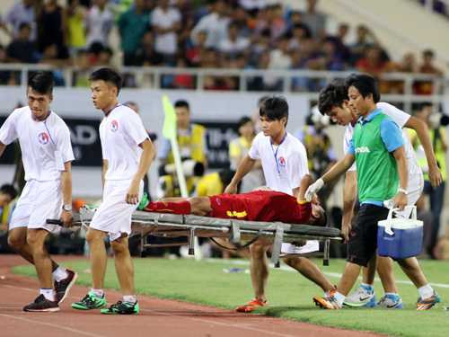 Xuân Thành chấn thương sau trận gặp Man City