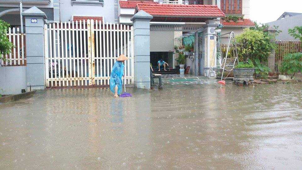 nước ngập nhà dân ở Uông Bí