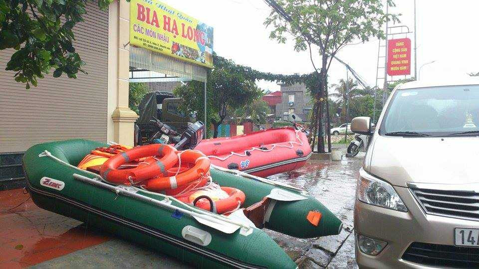 Lực lượng chức năng đã chuẩn bị sẵn sàng các phương tiện ứng cứu khi có tình huống xấu 