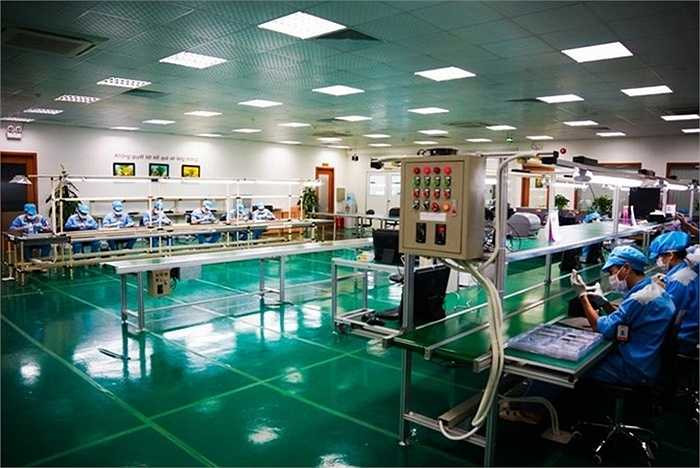 Tại đây có khoảng 100 nhân công làm việc. Tất cả đều đeo găng tay trắng, khẩu trang và mũ xanh để tránh các sợi tóc rơi vào linh kiện.