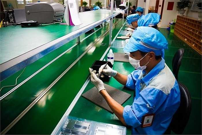 Theo đánh giá của Cnet, Bkav đã bán được 11.822 chiếc Bphone trong đợt 'ra quân' đầu tiên, nhưng vẫn là con số rất nhỏ so với 10 triệu chiếc iPhone 6/6 Plus được tiêu thụ trong ba ngày đầu tiên có mặt trên thị trường.