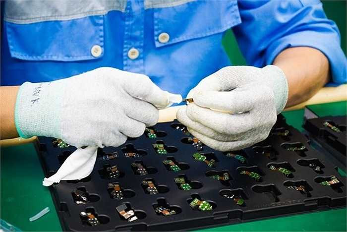 Mỗi người thao tác với một phần của quy trình, như làm sạch linh kiện.