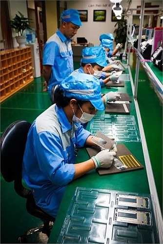 Ông Vũ Thanh Thắng - Phó chủ tịch BKAV cho biết: 'BKAV đang có dự định mở một nhà máy rộng hơn ở khu công nghệ cao Hòa Lạc, cách nhà máy hiện nay khoảng 30 km nếu nhận được phản hồi tốt từ thị trường'. 