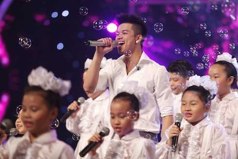 Trọng Hiếu lắng đọng với 'You're not alone'.