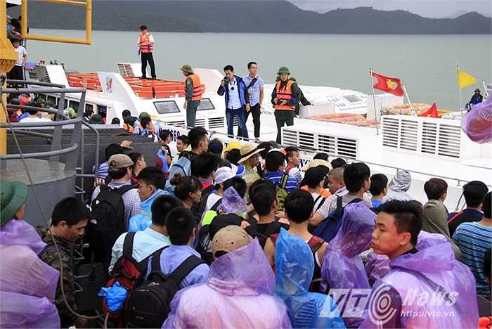 Độc giả đã gửi đến VTC News những hình ảnh ghi lại cảnh tàu hải quân 643 chở hàng trăm du khách mắc kẹt từ Cô Tô về đất liền vào đêm 31/7.