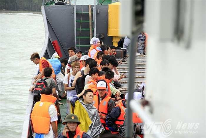 Trước đó, do tình hình mưa lũ bất thường, gần 2000 du khách đã mắc kẹt trên đảo Cô Tô (Quảng Ninh).