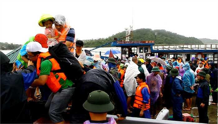 Em nhỏ, người già được ưu tiên lên tàu trước.