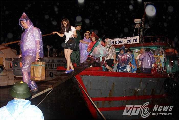 Đến tối 31/7, tàu 634 tiếp tục đưa du khách về đến cảng Cái Rồng.