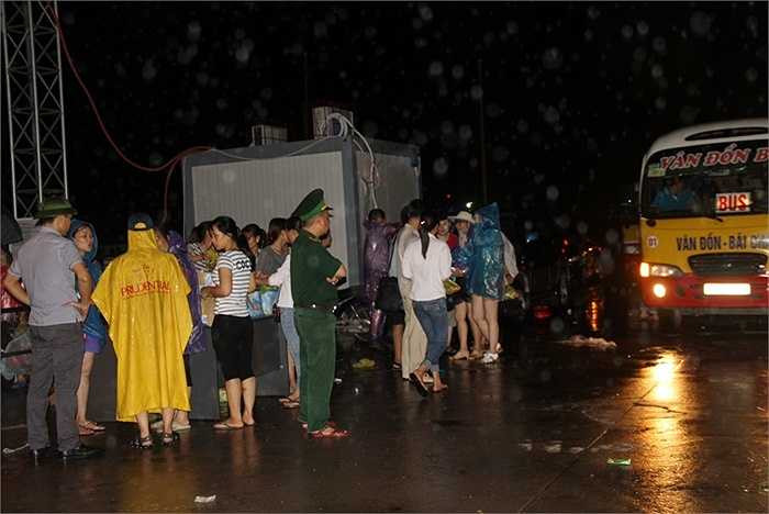 Chính quyền địa phương có mặt giúp đỡ hành khách bố trí phương tiện về nhà sau chuyến đi. (Minh Chiến/Ảnh: Vũ Hồng)