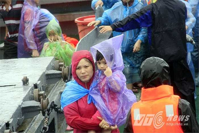 Trong đó, nhiều gia đình đưa theo con nhỏ trong chuyến hành trình đáng nhớ.