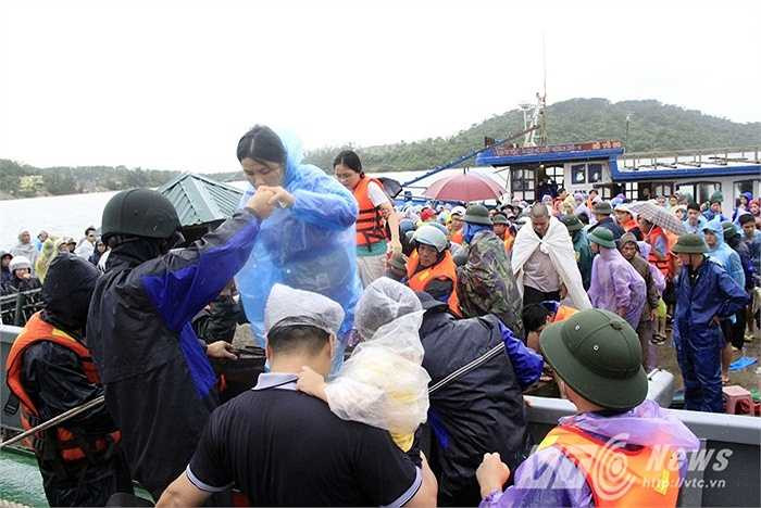 Từ chiều 30/7, tàu hải quân 634 bắt đầu đến đảo Cô Tô để chở du khách về đất liền sau nhiều ngày mắc kẹt.