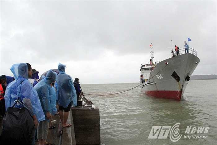 Mỗi chuyến tàu 634 chở được gần 300 du khách.