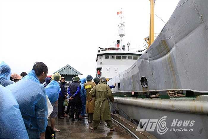 Trời mưa, gió to khiến công tác đưa người lên tàu gặp nhiều khó khăn,