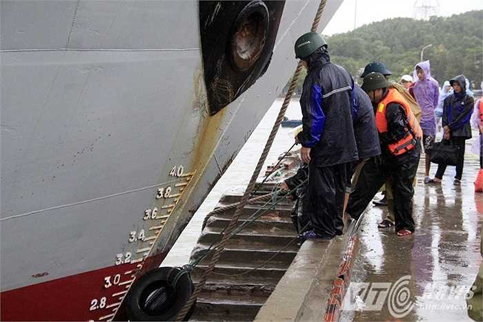 Lực lượng hải quân neo đậu tàu để đón du khách.