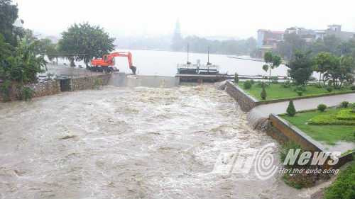 Mưa lớn khiến nhiều khu vực ở Quảng Ninh chìm trong biển nước Mưa lớn khiến nhiều khu vực ở Quảng Ninh chìm trong biển nước