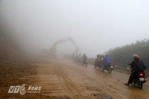 Hiện trường sạt lở đường trên đèo Pha Đin Hiện trường sạt lở đường trên đèo Pha Đin