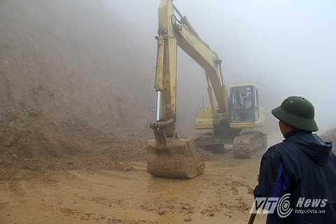 Công nhân của Công ty TNHH MTV đường bộ 226 túc trực khắc phục hậu quả Công nhân của Công ty TNHH MTV đường bộ 226 túc trực khắc phục hậu quả