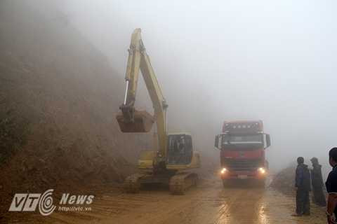 Thời điểm 10 giờ sáng ngày 3/8, sự cố sạt lở trên đèo Pha Đin về cơ bản đã được khắc phục Thời điểm 10 giờ sáng ngày 3/8, sự cố sạt lở trên đèo Pha Đin về cơ bản đã được khắc phục