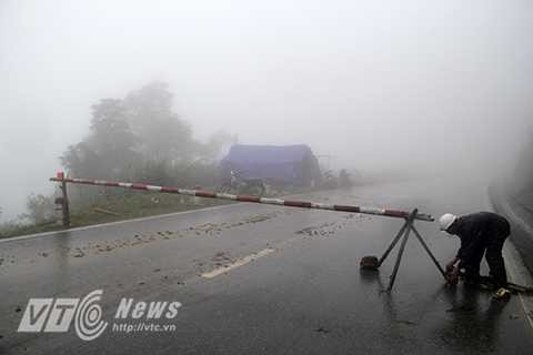 Công nhân túc trực 24/24 để ứng phó với những tình huống xấu có thể xảy ra Công nhân túc trực 24/24 để ứng phó với những tình huống xấu có thể xảy ra