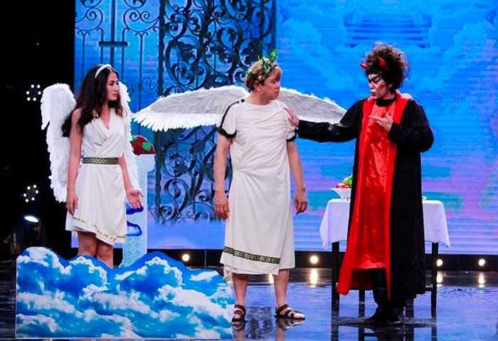 Hoài Linh trong tạo hình Diêm Vương đã lật mặt Chí Tài chỉ biết vòi tiền để biến quỷ thành thiên thần. 'Bởi vậy, địa ngục của ta rất nhiều quỷ là người tốt. Vì không có tiền đút lót nên họ không thể trở thành thiên thần', anh nói. 