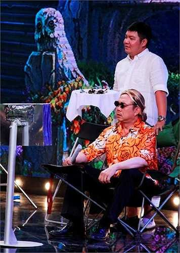 Ông chủ Chí Tài trong vai vị đạo diễn khó tính thích chải chuốt. 