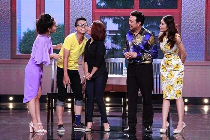 Gia nhập hội quán với vai người giúp việc, Hải Yến Idol phải chăm sóc 'trẻ em tự kỷ' Hứa Minh Đạt. Cô liên tục bị chàng phục vụ làm khó bằng những thử thách như rót nước bằng nắp chai, hay vừa múa hát vừa rót nước vào chai...