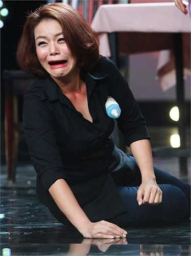 Tuy nhiên, khách mời buổi trưa buộc phải chịu thua khi gia đình hội quán ép nữ ca sỹ kẹp bình sữa vào nách và nằm xuống cho Hứa Minh Đạt uống sữa. Đúng lúc này, khách mời bí ẩn Hoài Linh xuất hiện và giải cứu Hải Yến. 