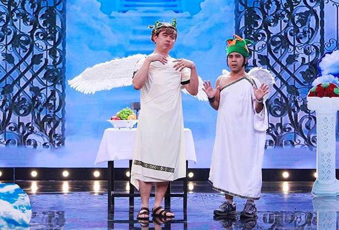 Hội quán tiếu lâm thay đổi bối cảnh thiên đường để phục vụ khách mời buổi tối là 'thiên thần' Bạch Long. Danh hài gây cười khi xuất hiện với bộ váy quyến rũ và biểu cảm hài hước.