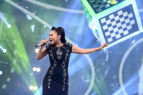 Thu Minh biểu diễn 'Đừng yêu'. 