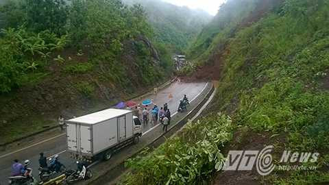 Mưa lũ gây sạt lở quốc lộ 6, tê liệt nhiều tuyến giao thông