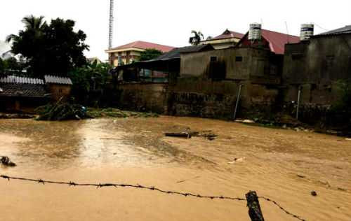 Những hình ảnh hãi hùng mưa lũ tấn công các tỉnh phía Bắc