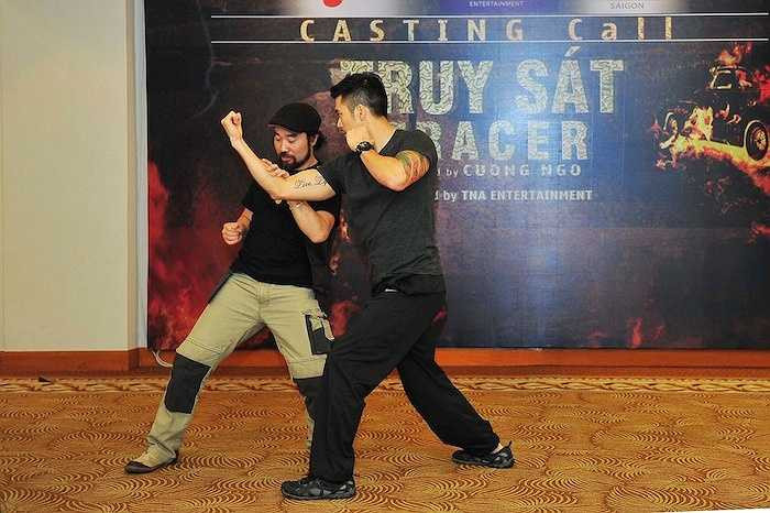 Trong buổi gặp gỡ ê kíp, anh không ngại khoe thân hình vạm vỡ với thử thách thể hiện cả hành động, cảm xúc trong cách diễn xuất. 