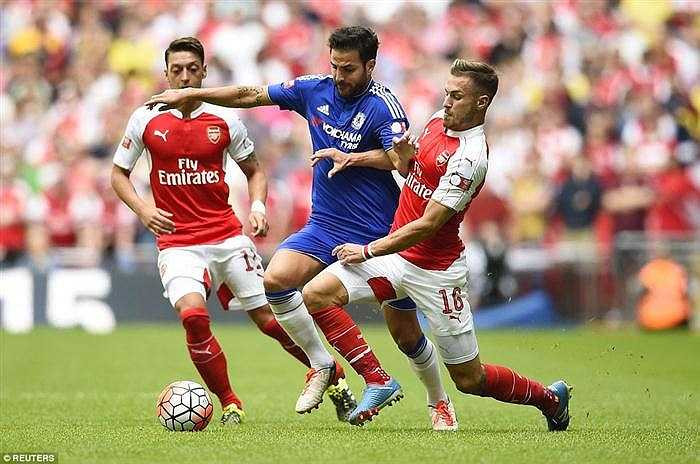 Màn trình diễn xuất sắc của Cech làm lu mờ ngày tái ngộ Arsenal của Cesc Fabregas